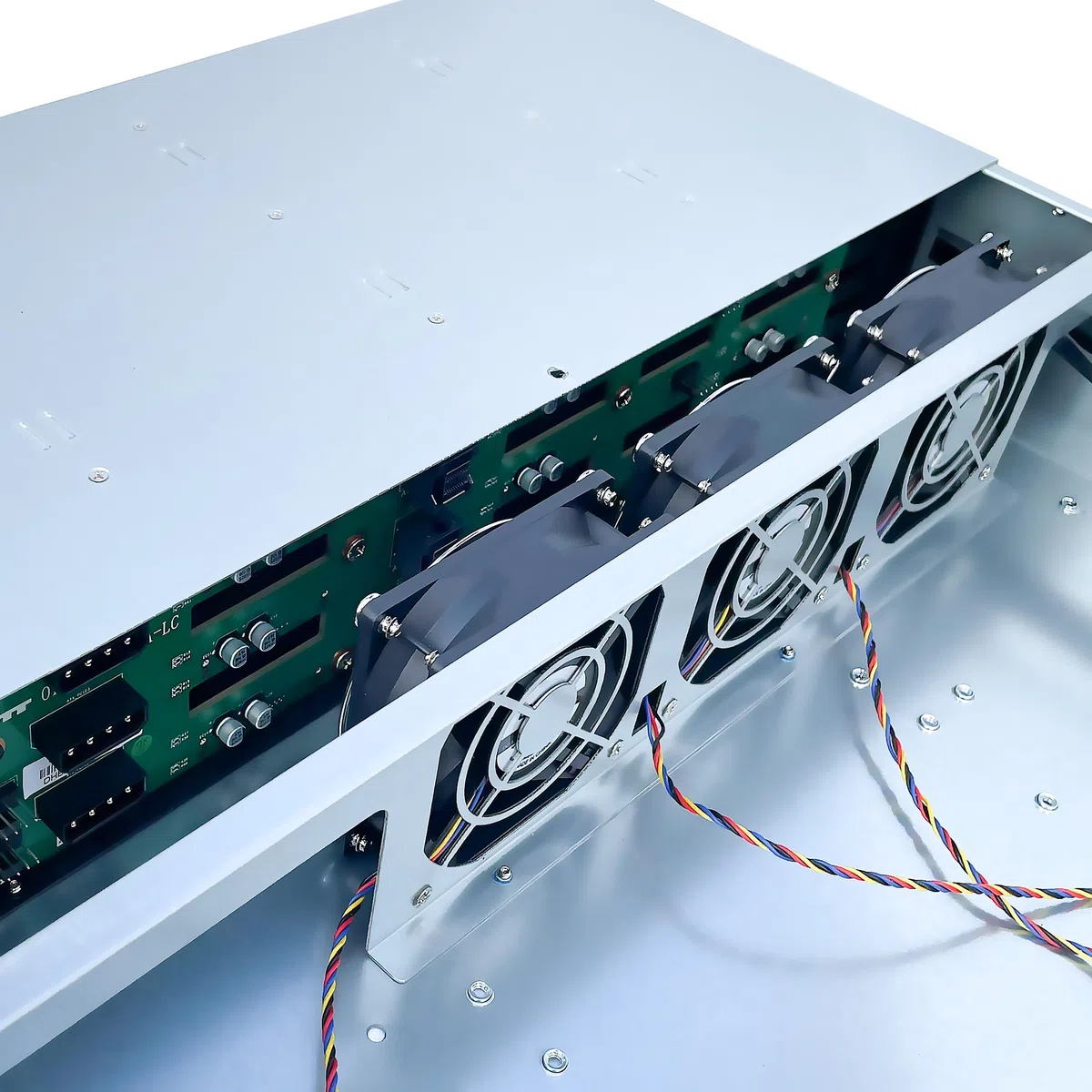 FANTEC 2563 SRC-2012X07-12G/6G 19" 2HE Storage Gehäuse, 12x SAS/SATA Einschübe mit je 2 Status LEDs, Einschübe für 3,5" und 2,5" Datenträger, 1x USB 2 Anschluss, 3X 80mm Lüfter