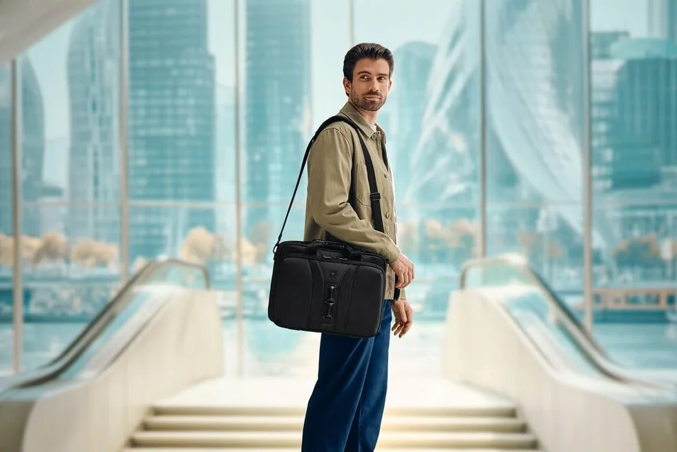 WENGER Legacy Black Series Brief Laptop-Tasche zum Umhängen, Notebook bis 16 Zoll, Tabletfach, Aktentasche, 15 l, Büro Business Uni, Schwarz, 653630
