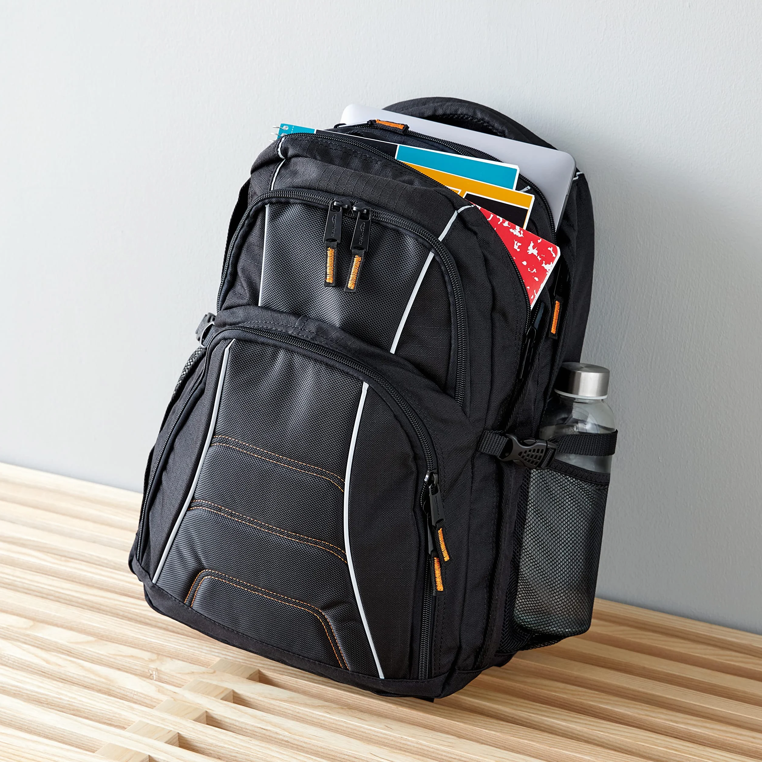 Amazon Basics Laptop-Rucksack mit gepolsterten Schulterriemen und Aufbewahrungsfächern für Stifte, Schlüssel, Handy, geeignet für die meisten Laptops bis zu, 43.2cm, Schwarz