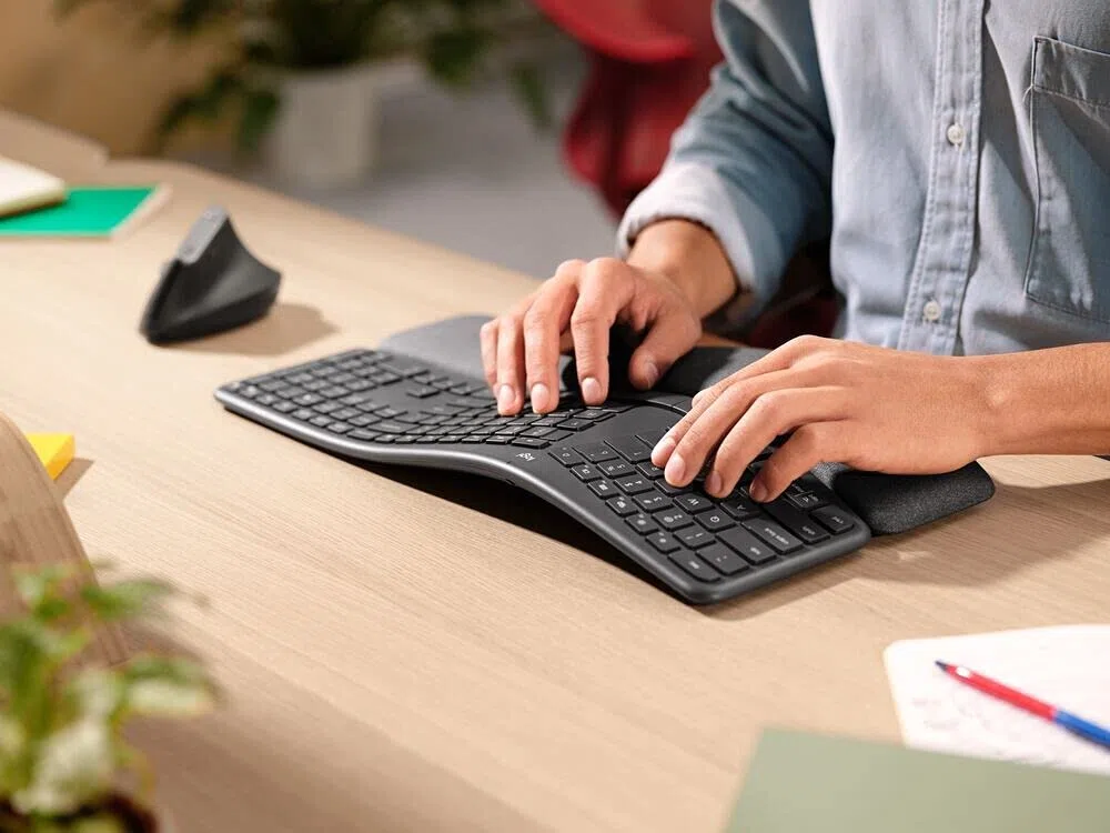 Logitech ERGO K860 kabellose ergonomische Tastatur – geteilte Tastatur, Handballenauflage, natürliches Tippen, schmutzabweisendes Material, Bluetooth und USB-Verbindung, für Windows/Mac - Graphit