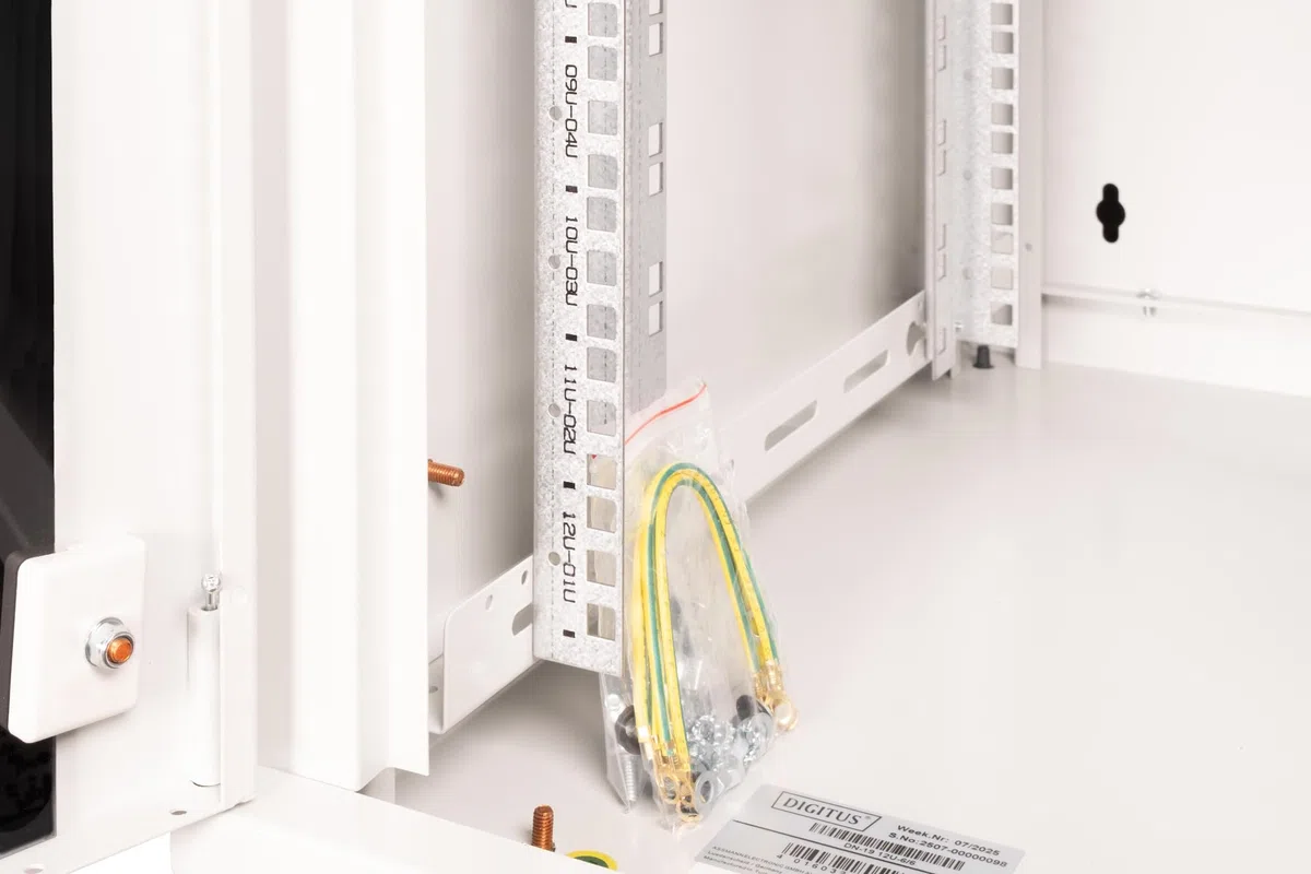 DIGITUS Netzwerk-Schrank 19 zoll 12 HE - Wandmontage - 600 mm Tiefe - Traglast 100 kg - Unique Serie - Glastür - Grau | Nutztiefe 450 mm – Wandmontage – Traglast 100 kg – Sicherheitsglastür – Schutzklasse IP20