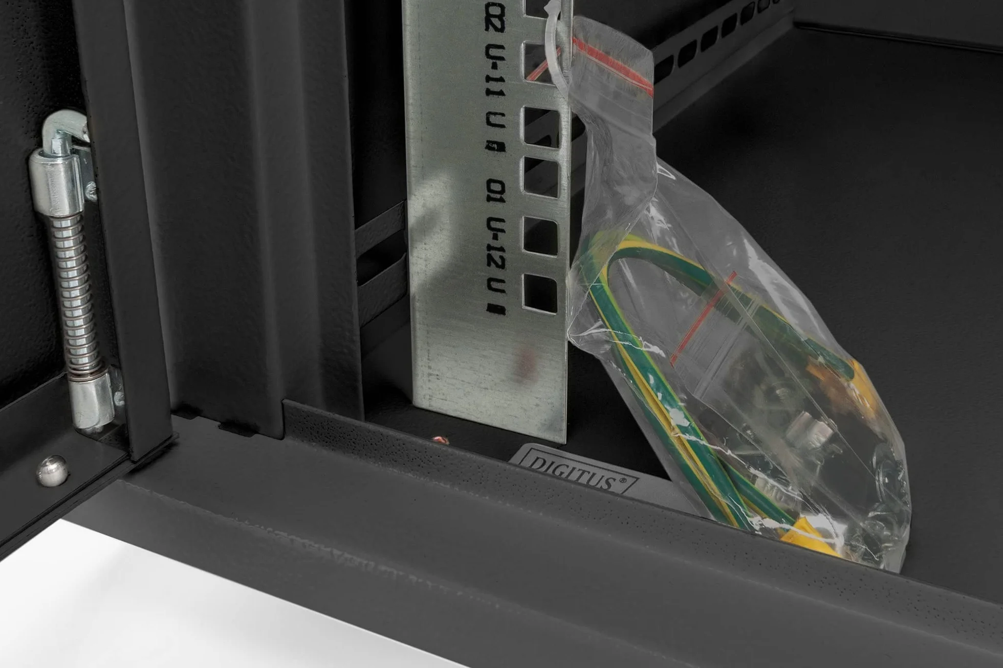 DIGITUS Netzwerkschrank – 19 Zoll 9HE – 450mm Tiefe – Dynamic Basic | Nutztiefe 320 mm – Wandmontage – Traglast 60kg – Sicherheitsglastür – Schwarz