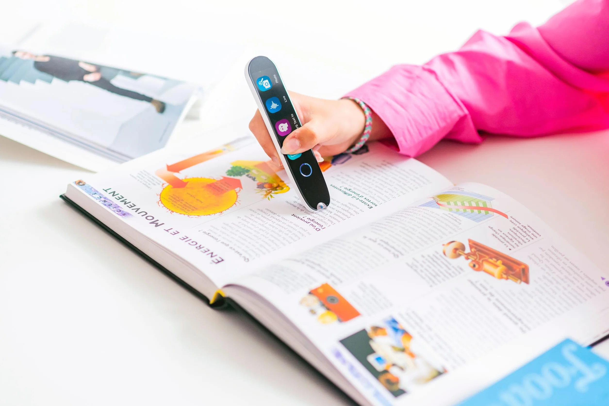IRISPen Reader 8 Offline-Vorlesestift für Kinder und Erwachsene mit Leseschwierigkeiten wie Legasthenie/LRS. Touchscreen. Scannt und liest Texte vor. Sprachausgabe über Lautsprecher und Kopfhörer.