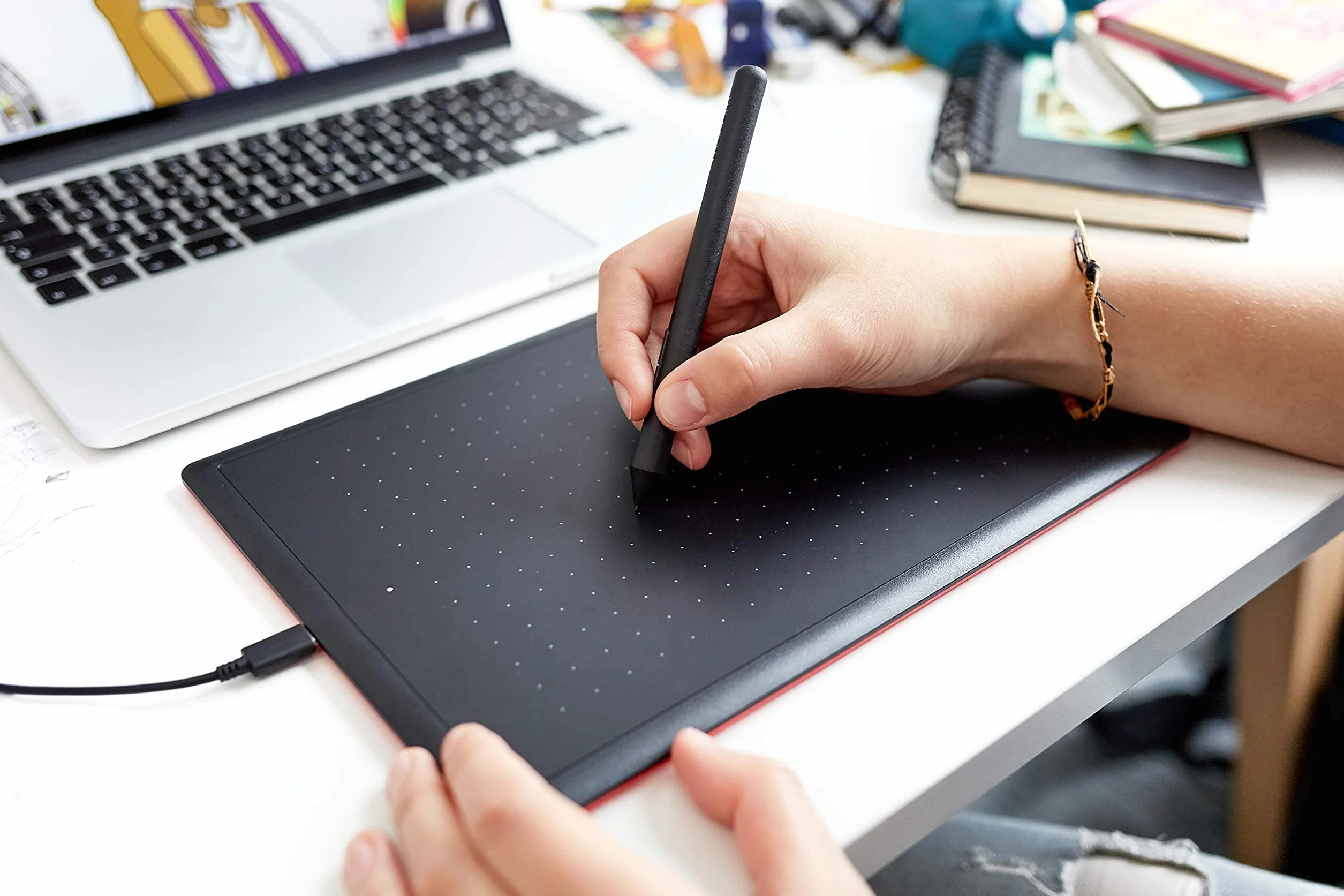 One by Wacom Stifttablett mit drucksensitivem Stift, geeignet für Windows, Mac & Chromebook, Medium, schwarz/rot