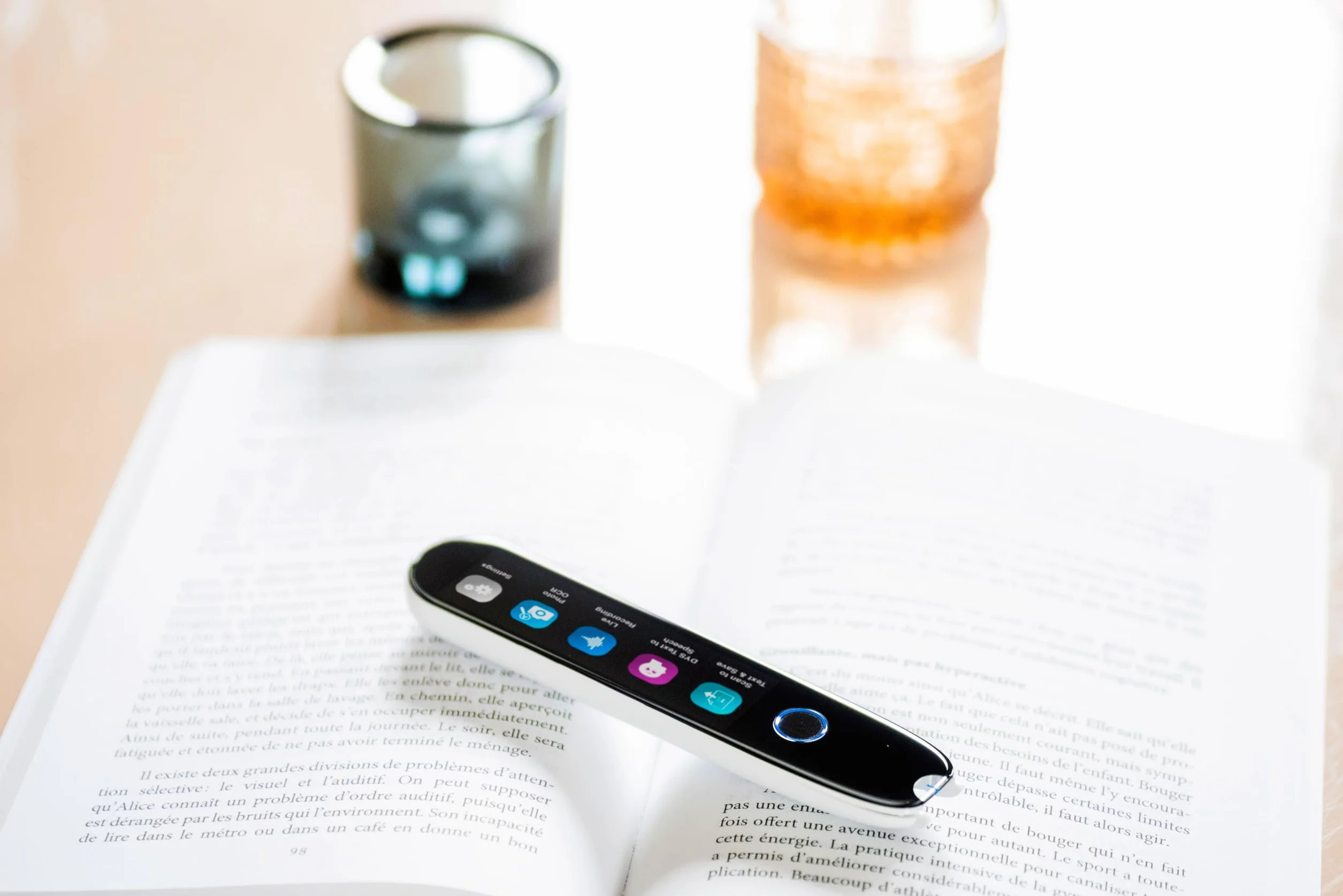 IRISPen Reader 8 Offline-Vorlesestift für Kinder und Erwachsene mit Leseschwierigkeiten wie Legasthenie/LRS. Touchscreen. Scannt und liest Texte vor. Sprachausgabe über Lautsprecher und Kopfhörer.