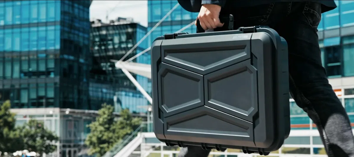 TOMcase Wasserdichter Gaming Laptop Koffer 16–18 Zoll - Stoßfester ECO Hartschalenkoffer mit Würfelschaumstoff & 3in1 Laptop-Auflage für Notebook und Zubehör